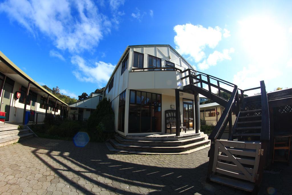 Stewart Island Backpackers Vandrehjem Half-moon Bay Eksteriør billede