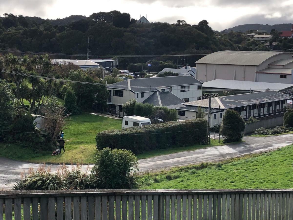 Stewart Island Backpackers Vandrehjem Half-moon Bay Eksteriør billede